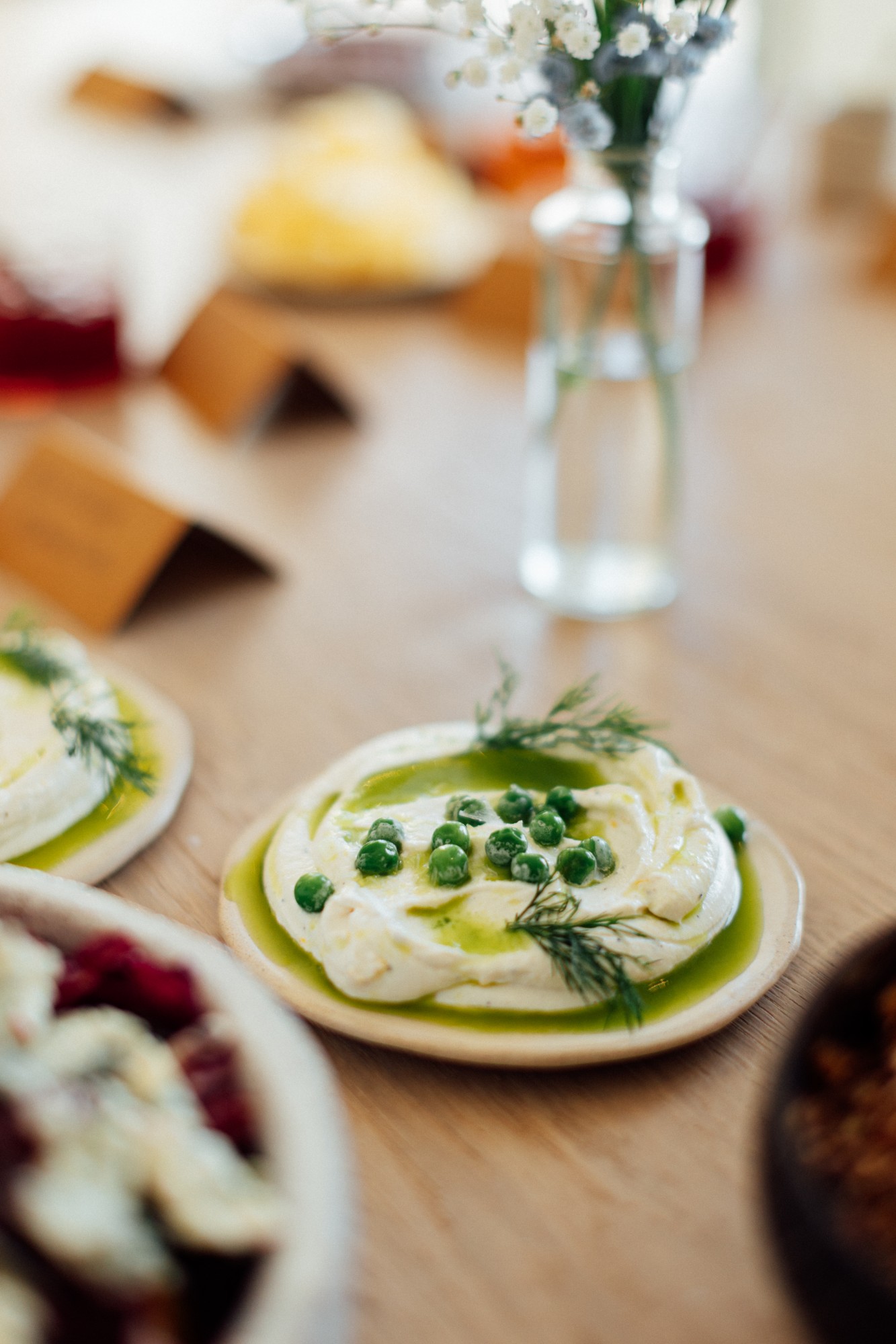 Cremiger Dip mit Erbsen, Dill und grünem Öl