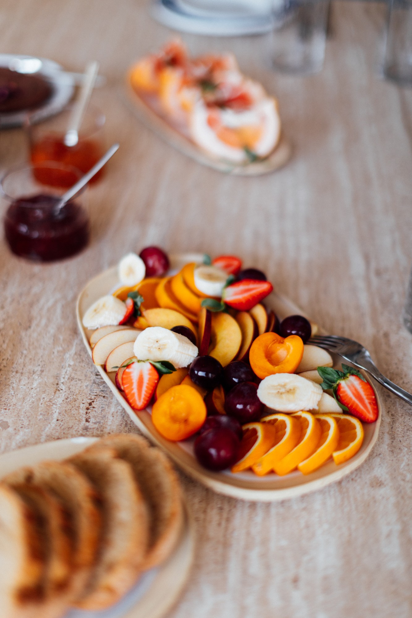 Frühstückstisch mit bunt geschnittenem Obst