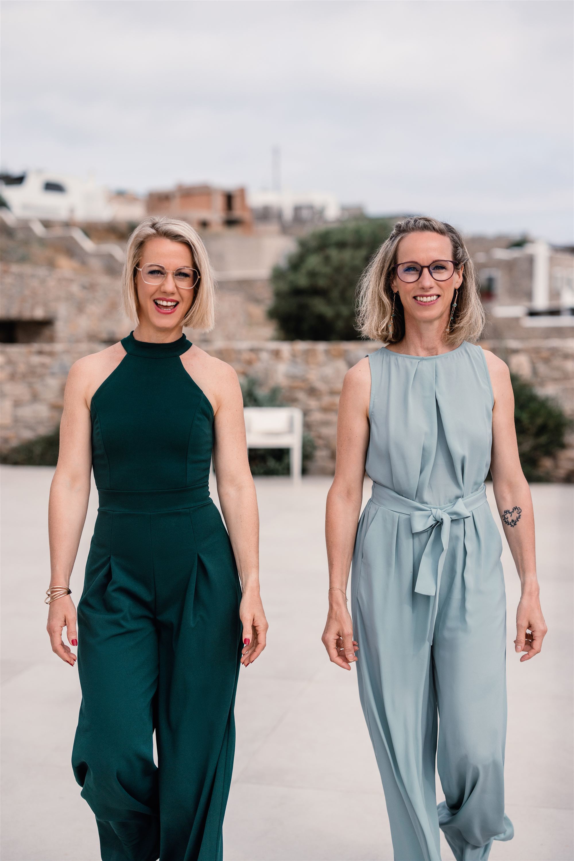 Barbara und Magdalena gehen lachend nebeneinander